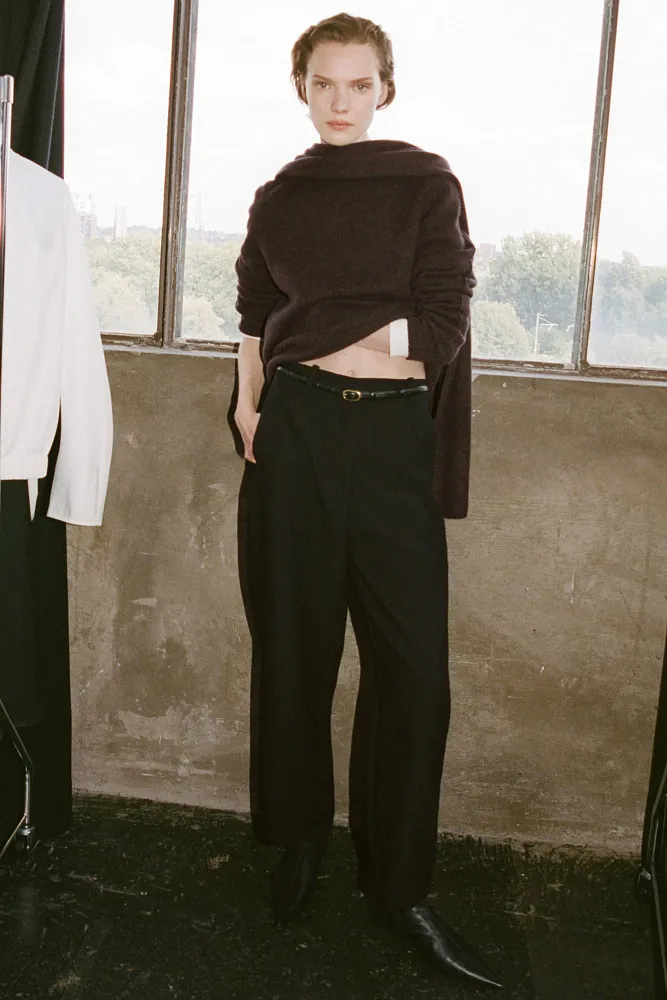 Укороченные шерстяные брюки COS