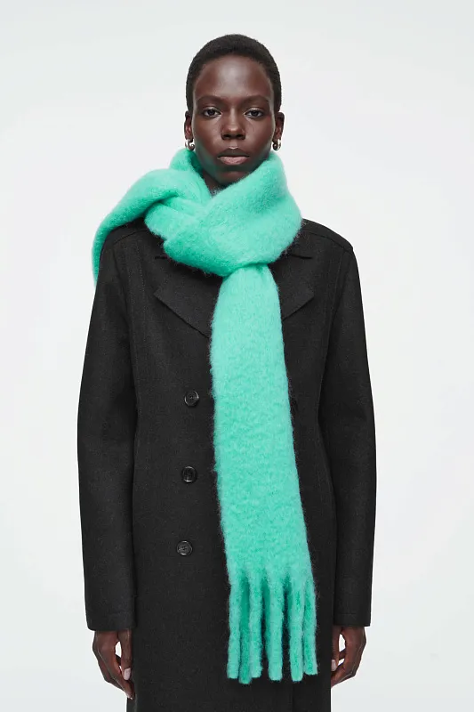 Шарф из мохера с бахромой