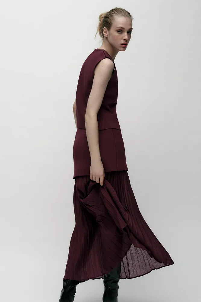 Трикотажный жилет с золотыми пуговицами ZARA