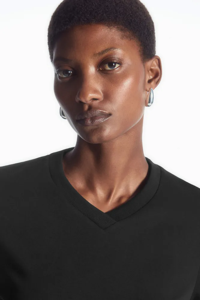 Футболка с V-образным вырезом COS