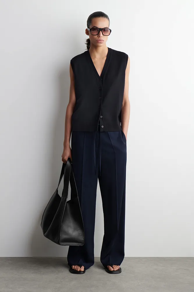 Жилет из мериносовой шерсти с V-образным вырезом COS