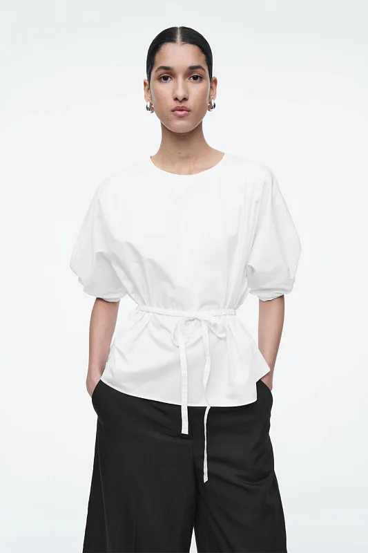 Блуза с поясом и пышными рукавами