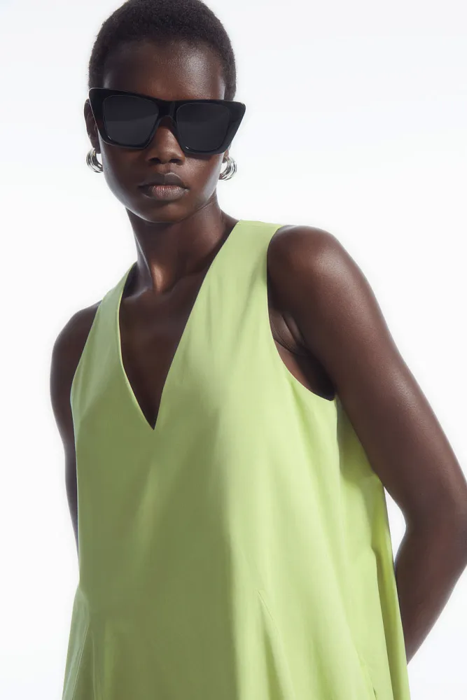 Объемное платье с v-образным вырезом COS