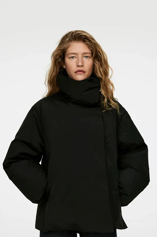 Пуховая куртка Upcycled Down с высоким воротником ARKET Пуховая куртка Upcycled Down с высоким воротником ARKET