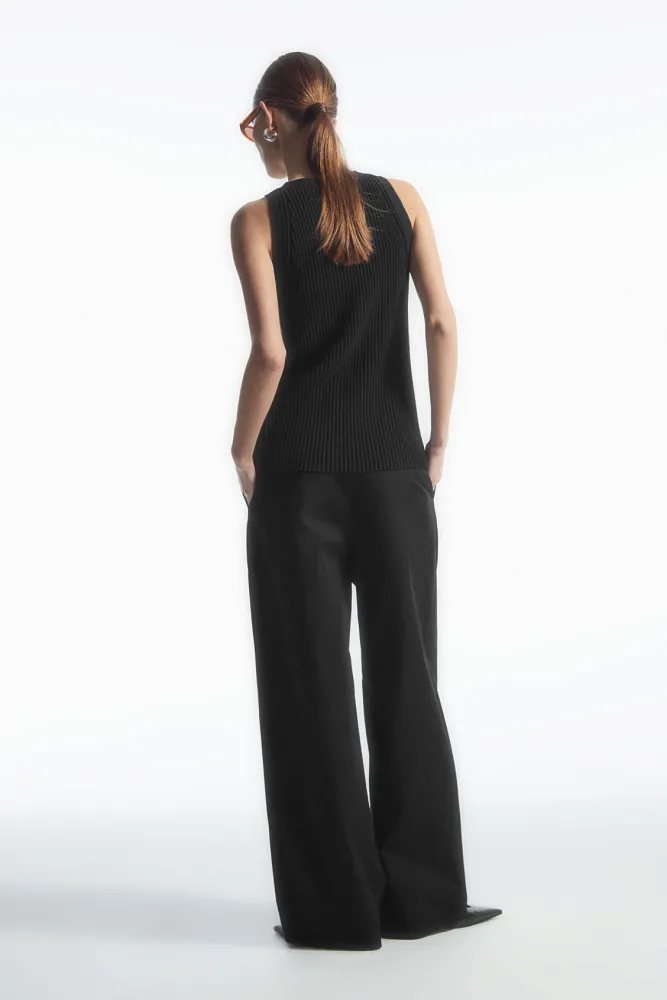 Трикотажный жилет с v-образным вырезом COS