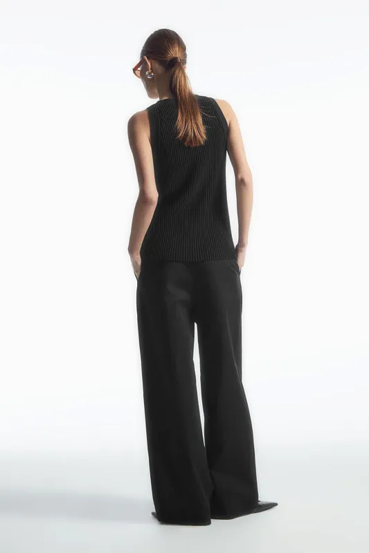 Трикотажный жилет с v-образным вырезом COS Трикотажный жилет с v-образным вырезом COS