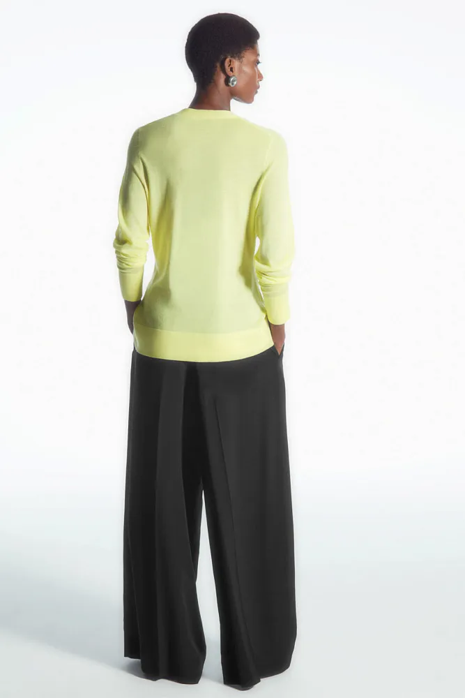 Шерстяной кардиган с v-образным вырезом COS