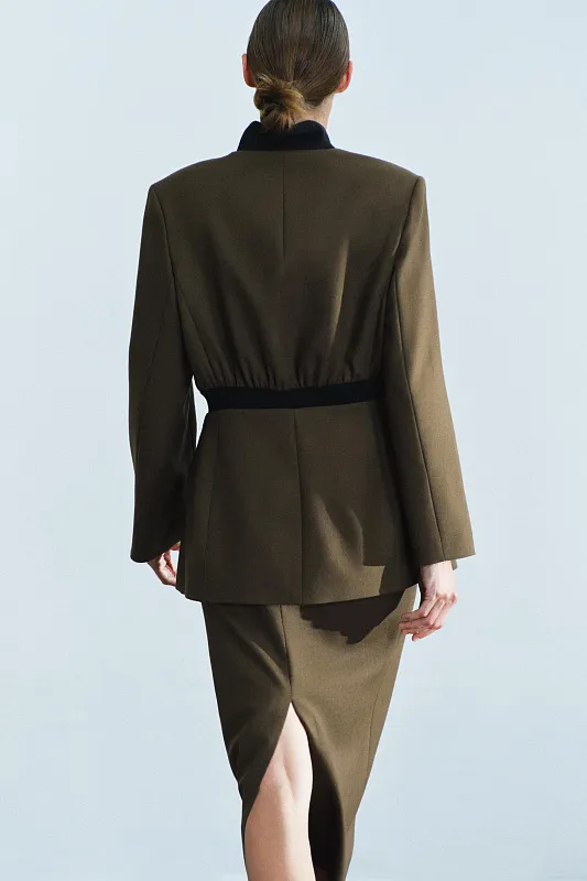 Приталенный пиджак из 100% шерсти с эластичной вставкой на талии ZARA Приталенный пиджак из 100% шерсти с эластичной вставкой на талии ZARA