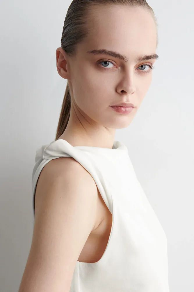 Хлопковый топ с кручеными деталями COS