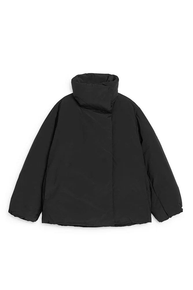 Пуховая куртка Upcycled Down с высоким воротником ARKET