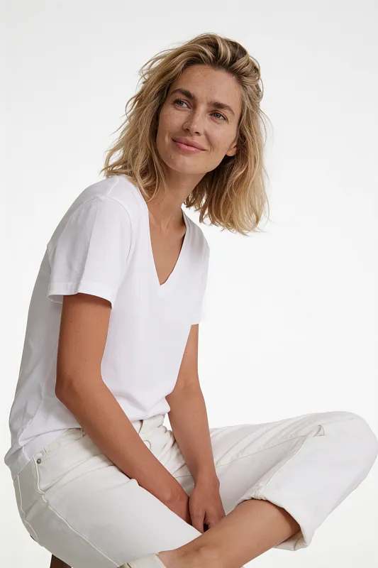 Футболка с V-образным вырезом UNIQLO Футболка с V-образным вырезом UNIQLO