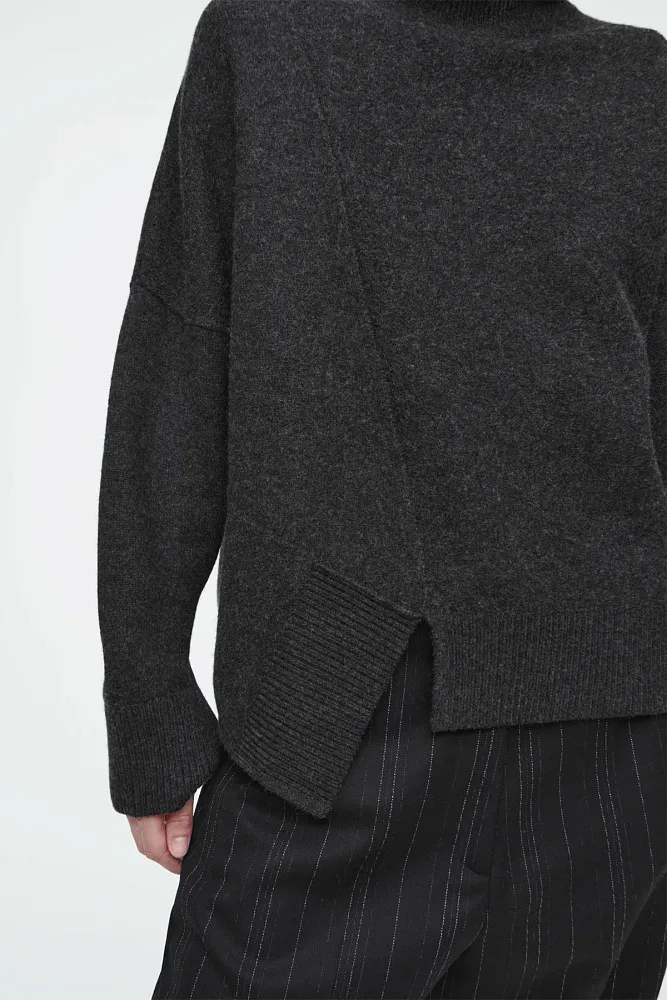 Асимметричный свитер из шерсти мериноса COS
