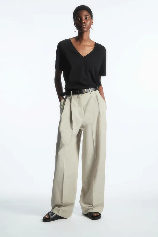 Футболка с V-образным вырезом COS   Футболка с V-образным вырезом COS