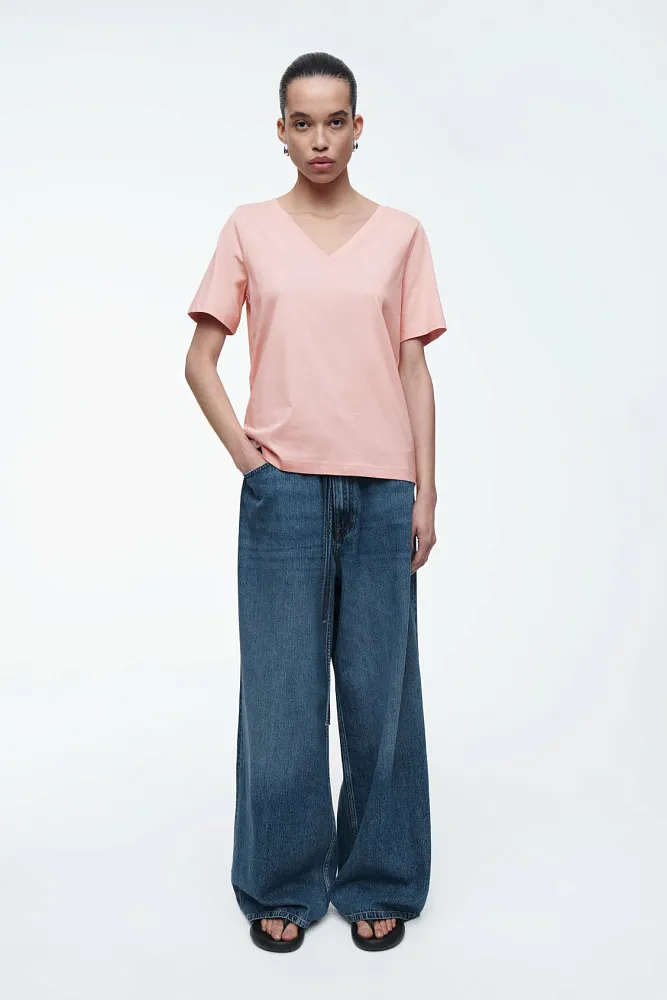 Футболка с V-образным вырезом COS