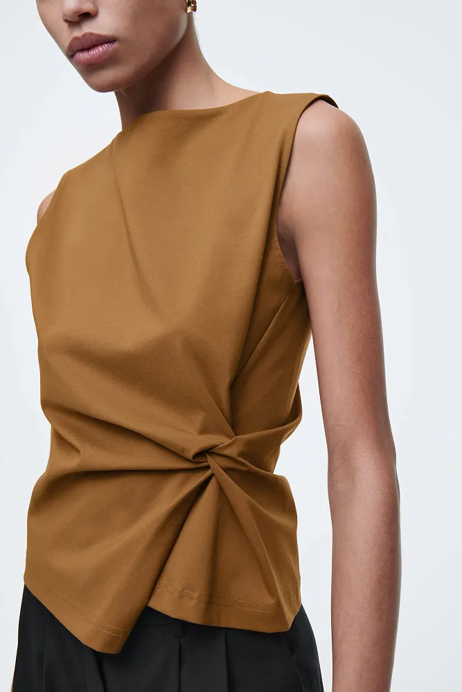 Топ с кручеными деталями COS