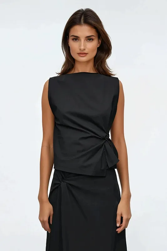 Топ с кручеными деталями Топ с кручеными деталями