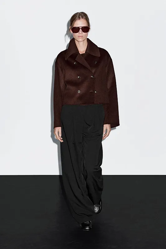 Широкие струящиеся брюки со складками