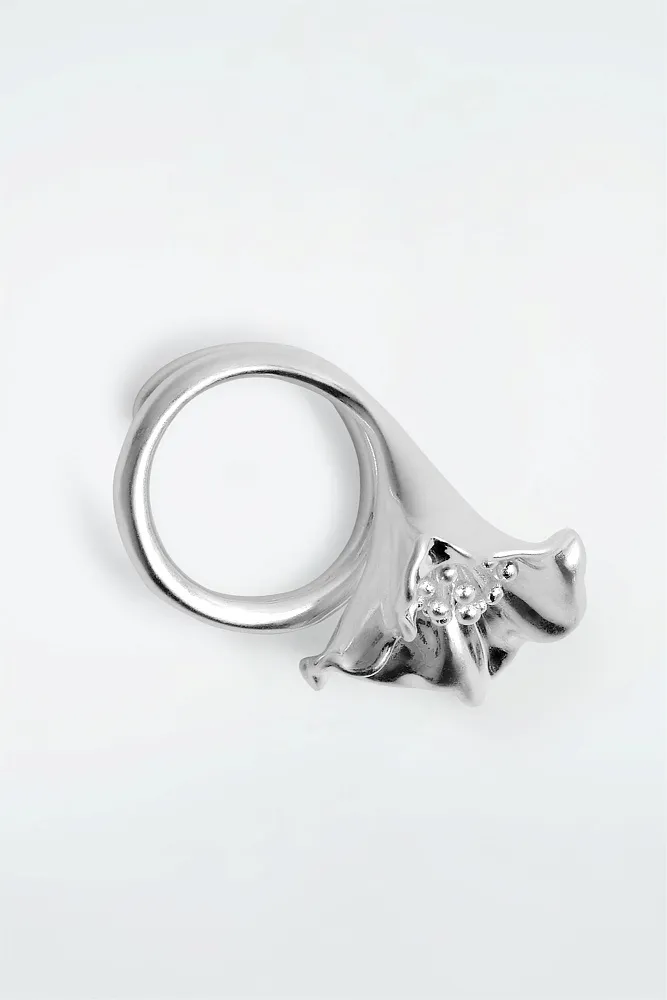 Кольцо с цветочным элементом COS