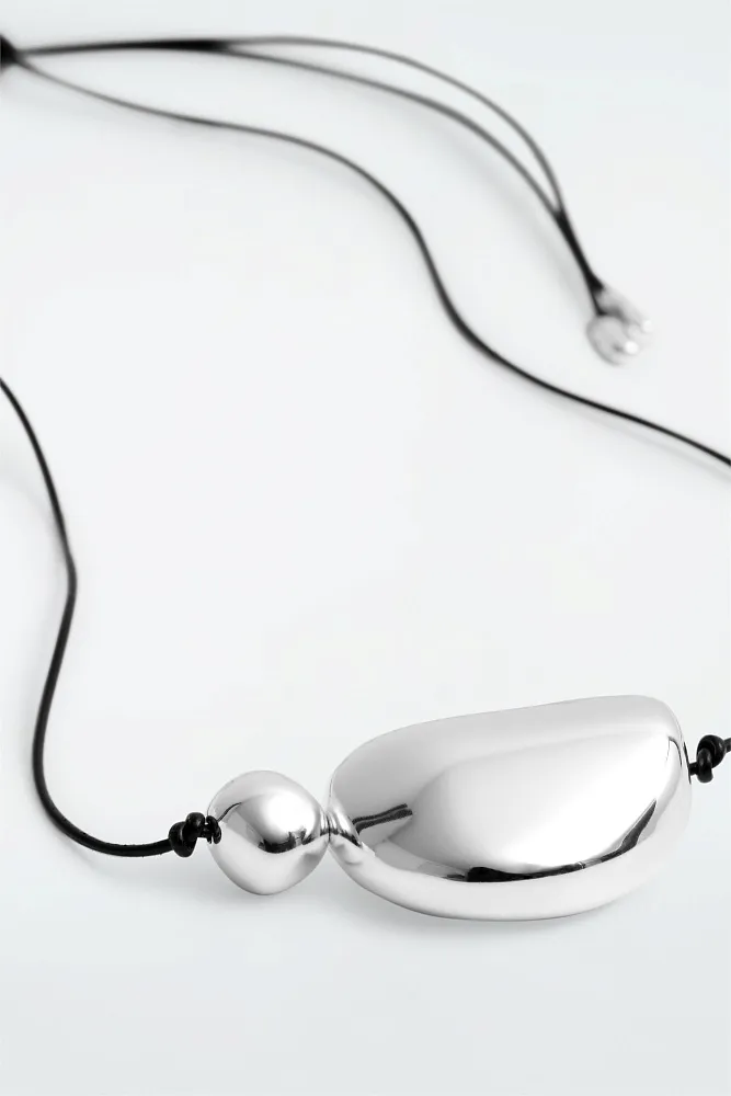 Ожерелье с подвеской на кожаном шнуре COS