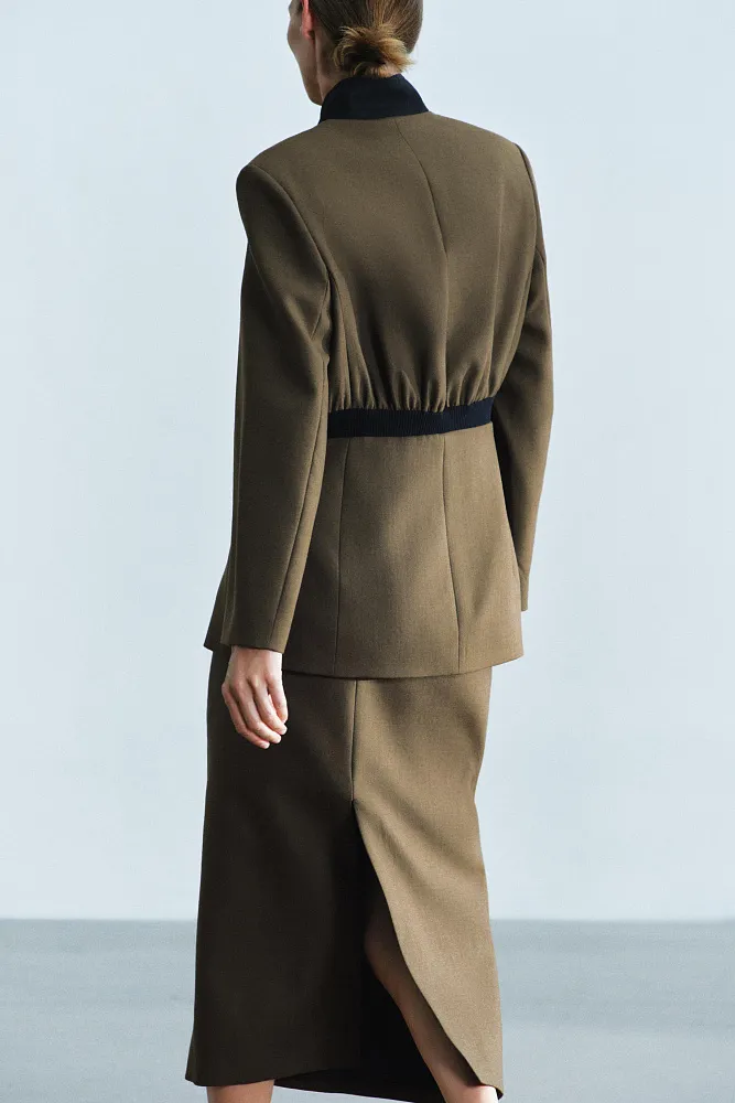 Приталенный пиджак из 100% шерсти с эластичной вставкой на талии ZARA