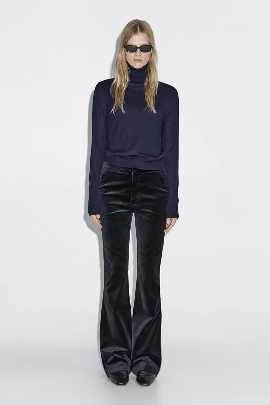 Узкие расклешенные брюки из бархата