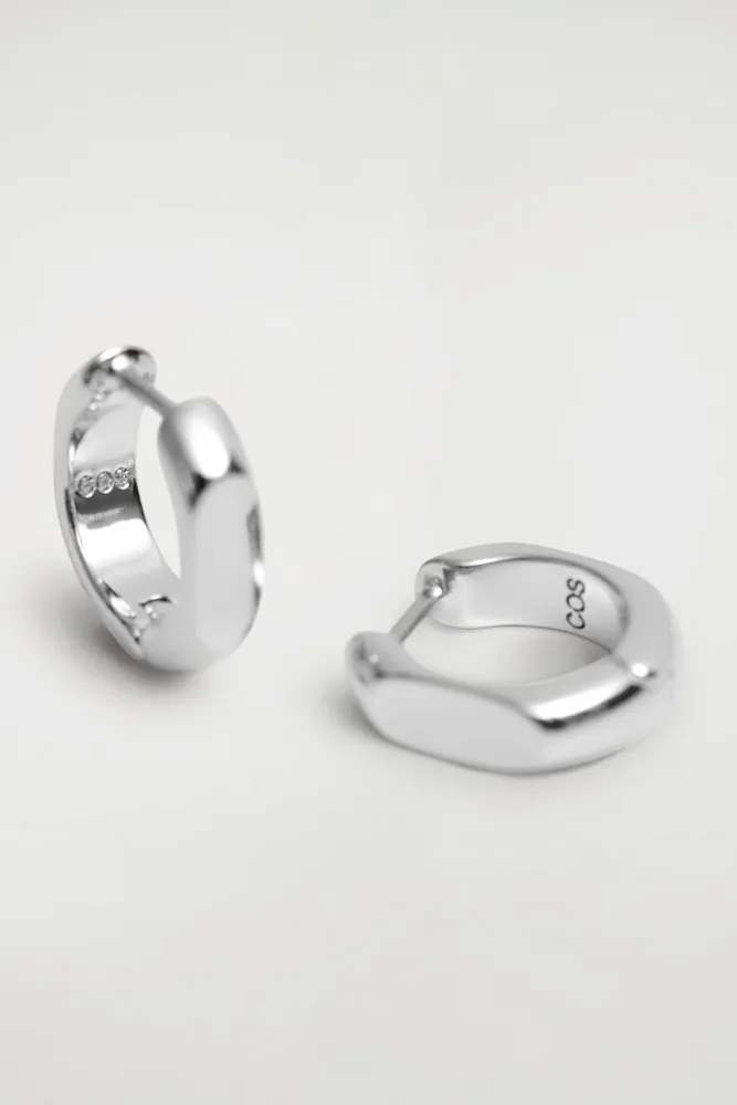 Скульптурные мини-серьги-кольца COS