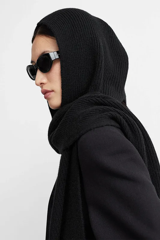 Шерстяной шарф с капюшоном