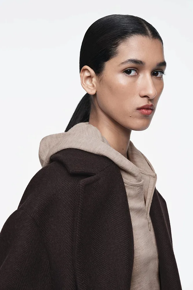 Тонкий шерстяной джемпер с капюшоном COS