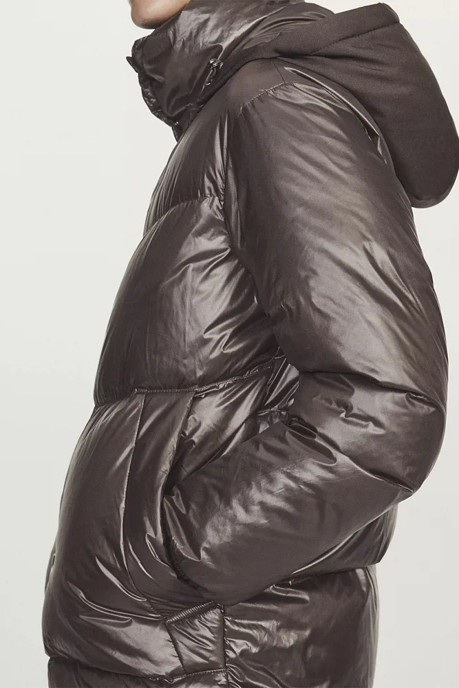 Блестящий водоотталкивающий пуховик со съемным капюшоном MASSIMO DUTTI