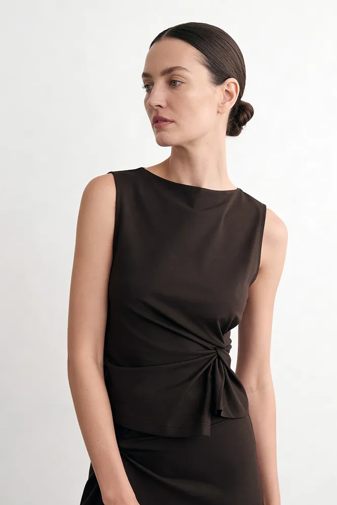 Трикотажный топ с крученым элементом