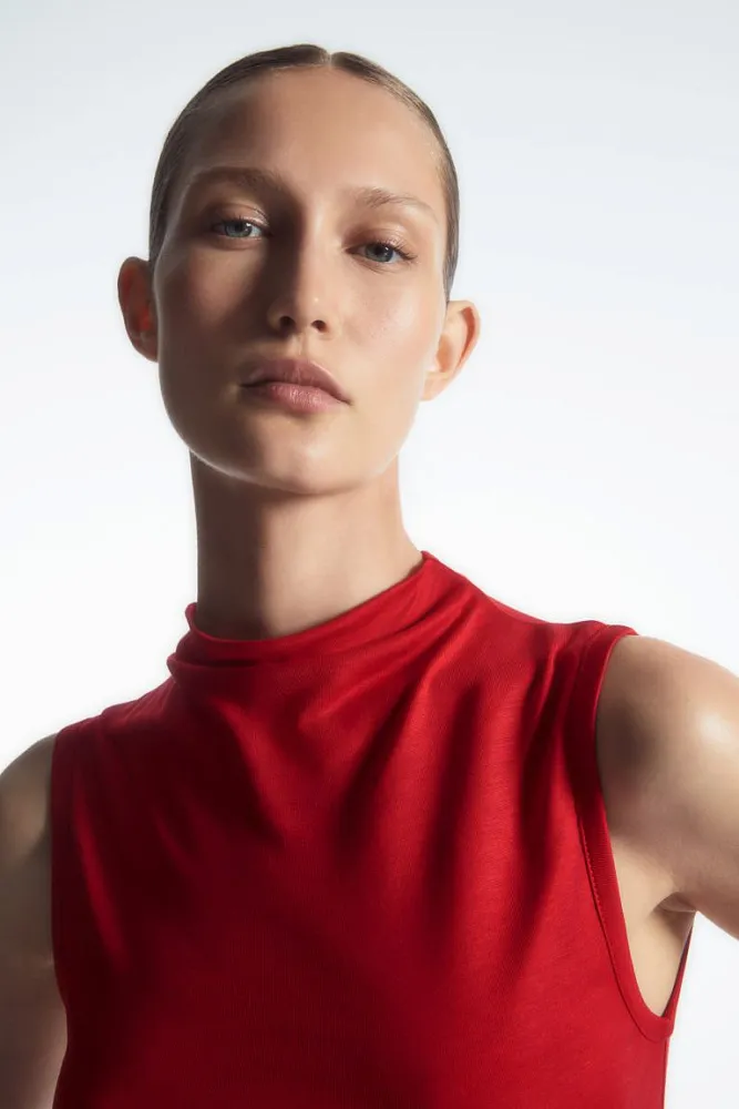 Топ с высоким воротом COS