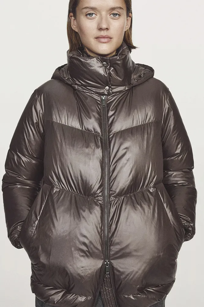 Блестящий водоотталкивающий пуховик со съемным капюшоном MASSIMO DUTTI