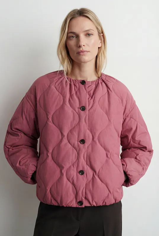 Стеганая пуховая куртка