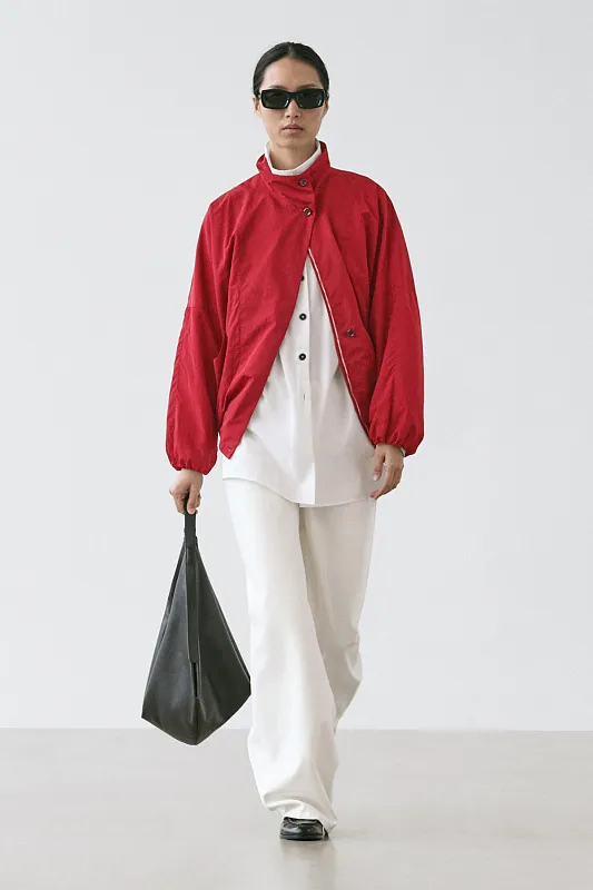 Бомбер объемного кроя с высоким воротником Бомбер объемного кроя с высоким воротником