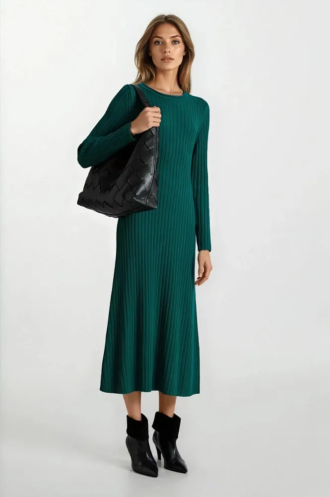 Расклешенное платье миди в рубчик Расклешенное платье миди в рубчик