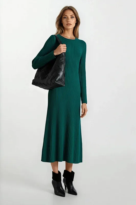 Расклешенное платье миди в рубчик