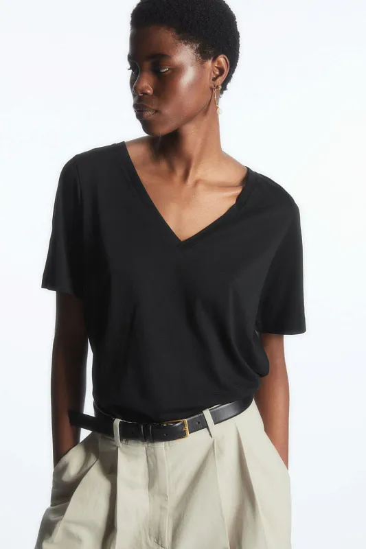 Футболка с V-образным вырезом COS   Футболка с V-образным вырезом COS