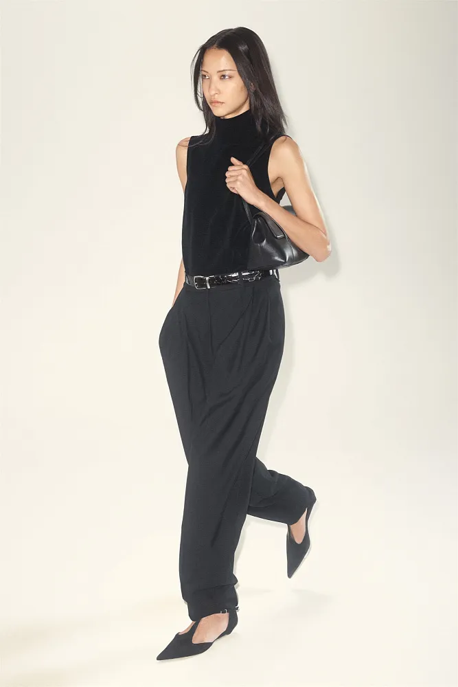 Брюки "тюльпан" из шерстяной смеси со складками COS