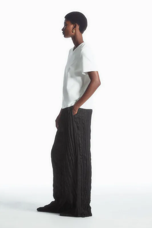 Футболка с V-образным вырезом COS   Футболка с V-образным вырезом COS