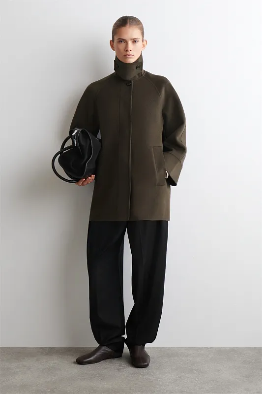 Короткое шерстяное пальто с воротником-стойкой