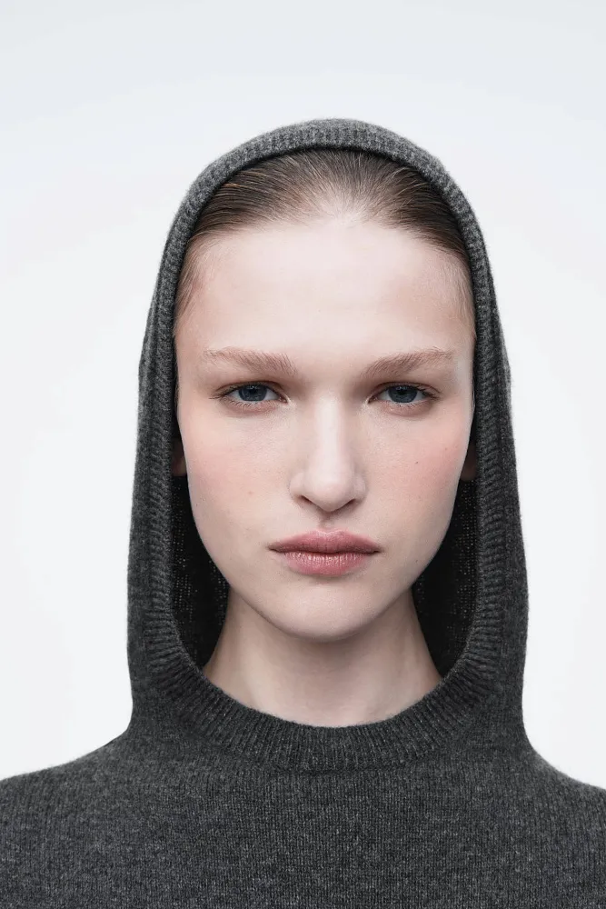 Платье-макси из мериносовой шерсти с капюшоном COS