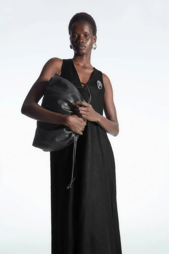 Объемное платье-макси с v-образным вырезом COS