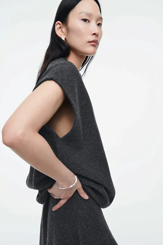 Жилет oversize из вареной мериносовой шерсти COS   Жилет oversize из вареной мериносовой шерсти COS