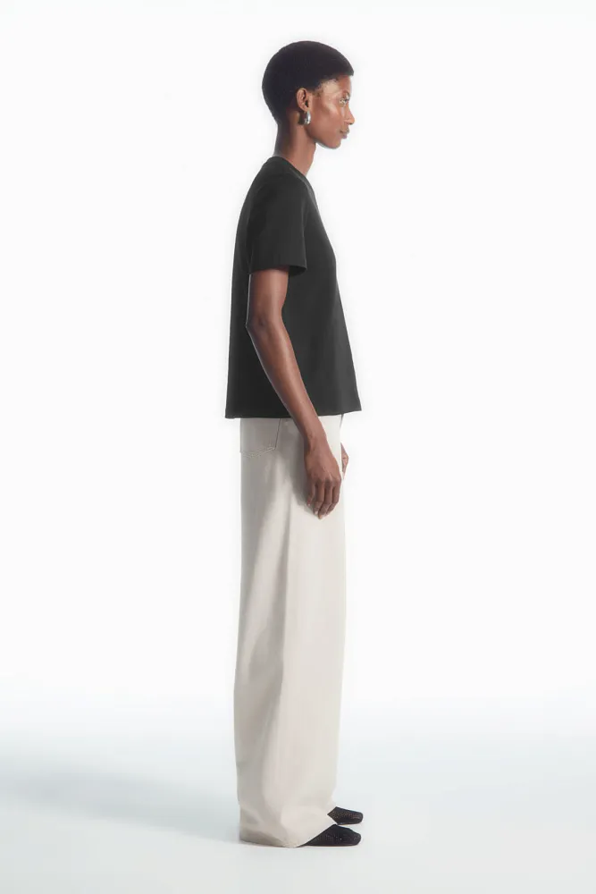 Футболка с V-образным вырезом COS