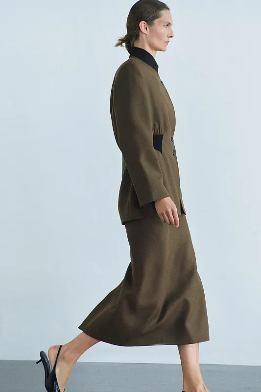 Приталенный пиджак из 100% шерсти с эластичной вставкой на талии ZARA Приталенный пиджак из 100% шерсти с эластичной вставкой на талии ZARA