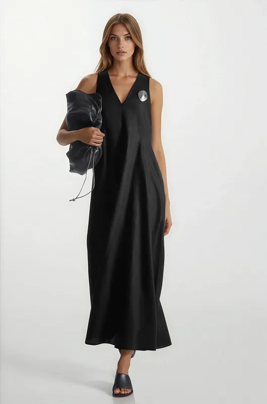 Объемное платье-макси с v-образным вырезом