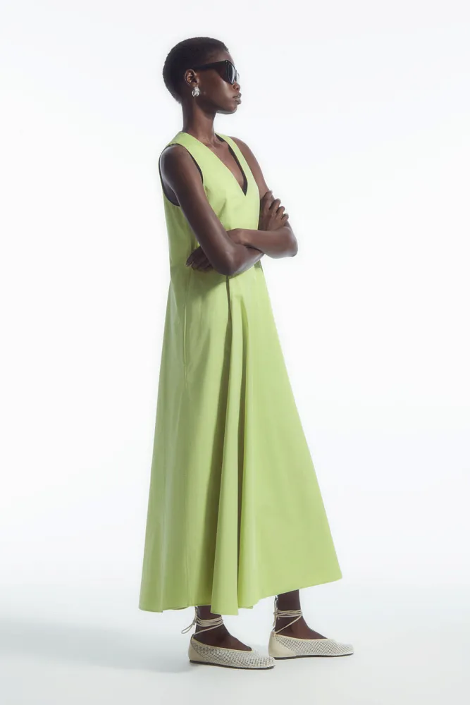 Объемное платье с v-образным вырезом COS