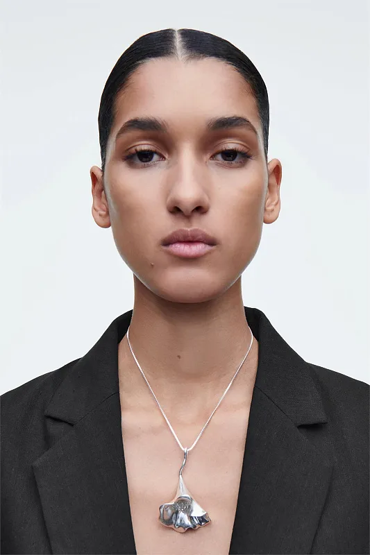 Ожерелье с цветочной подвеской