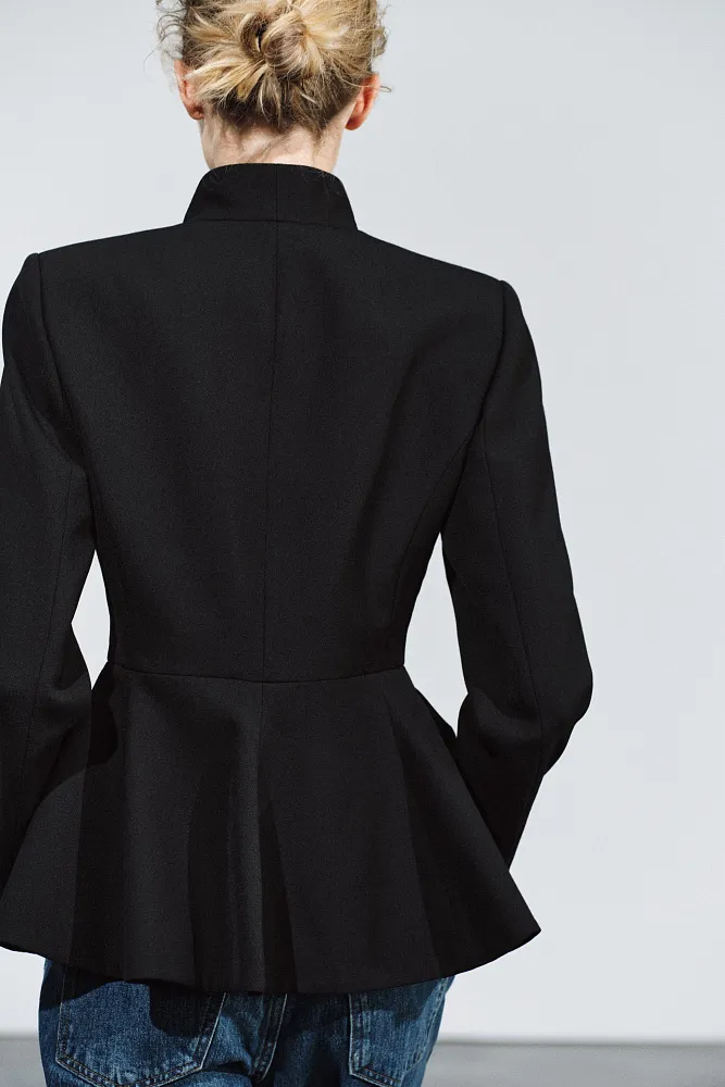 Шерстяной пиджак с баской ZARA