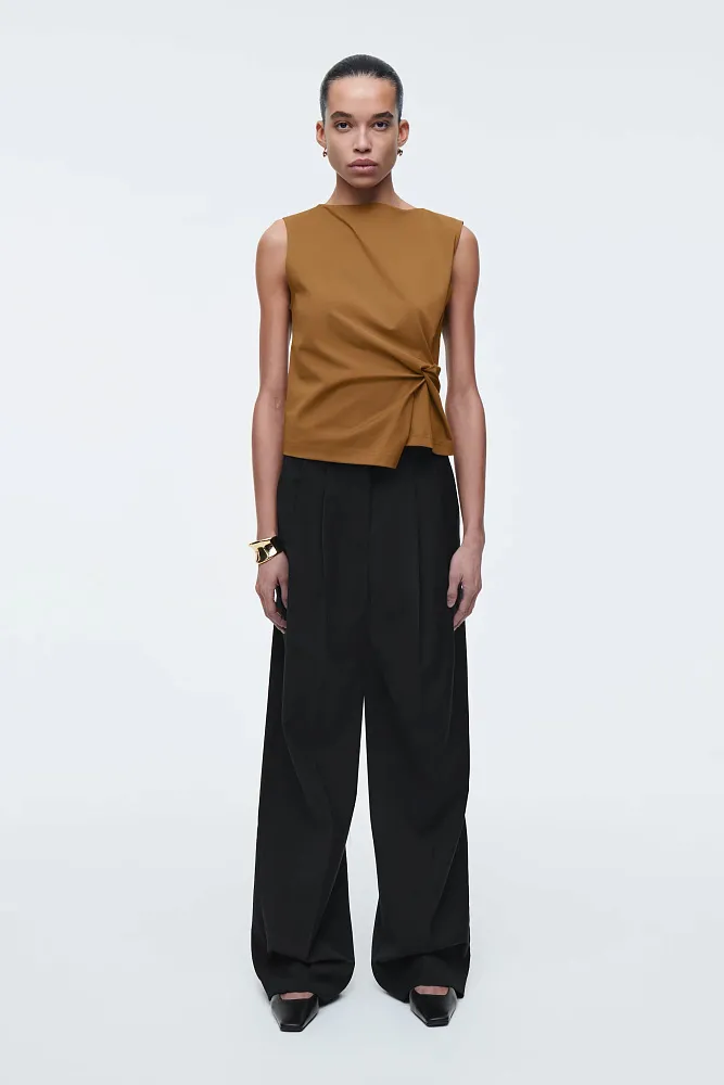 Топ с кручеными деталями COS